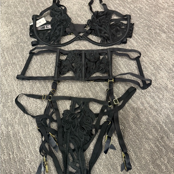 Super sexy Victoria secret lingerie 34DD bra med garter small panties.Rare set - Picture 2 of 9